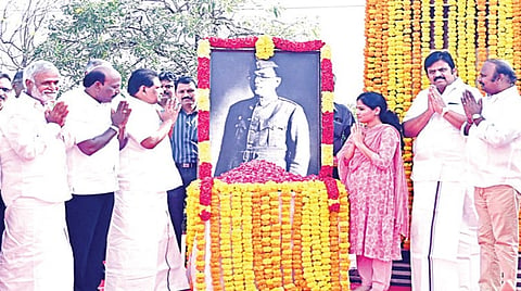 நேதாஜி சுபாஷ் சந்திரபோஸ் 129-வது பிறந்த நாளை முன்னிட்டு, சென்னை காமராஜர் சாலையில் அமைந்துள்ள அவரது சிலைக்கு கீழ் வைக்கப்பட்டிருந்த படத்துக்கு தமிழ்நாடு அரசின் சார்பில், அமைச்சர்கள் அனிதா ஆர்.ராதாகிருஷ்ணன், மா.சுப்பிரமணியன், பி.கே.சேகர்பாபு, மேயர் ஆர்.பிரியா, துணை மேயர் மு.மகேஷ்குமார், துறை செயலாளர் வே.ராஜாராமன், செய்தி மக்கள் தொடர்புத் துறை இயக்குநர் இரா.வைத்திநாதன், மற்றும் அரசு உயர் அதிகாரிகள் மரியாதை செலுத்தினர்.