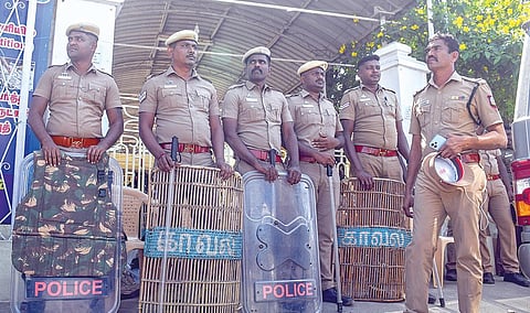சேலம் அம்​மாப்​பேட்​டை​யில் அன்னை தெரேசா அறக்​கட்டளை அலுவல​கம் செயல்​பட்டு வந்த ​திருமண மண்​டபத்​துக்கு ‘சீல்’ ​வைத்து, பாது​காப்புப் பணியில் ஈடு​பட்ட ​போலீ​ஸார். படம்​: எஸ்​. குரு பிரசாத்