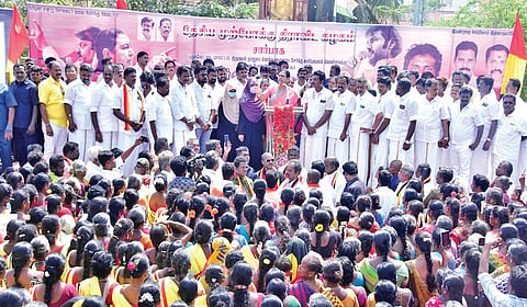 திருமயத்தில் நேற்று நடைபெற்ற ஆர்ப்பாட்டத்தில் பேசிய தேமுதிக பொதுச் செயலாளர் பிரேமலதா விஜயகாந்த்.