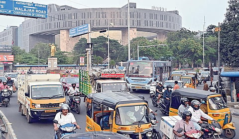 சென்னை அண்ணாசாலை, அண்ணா சிலை சந்திப்பில் வாலாஜ சாலையில் இருந்து வரும் வாகனங்கள் இடதுபுறம் திருப்பி விடப்பட்டதால் ஏற்பட்டுள்ள போக்குவரத்து நெரிசல். | படம்: எஸ்.சத்தியசீலன் |