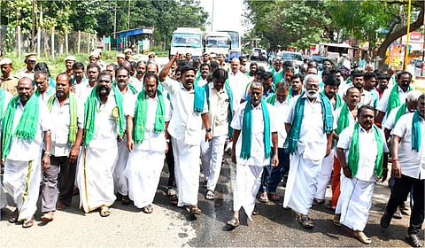 தமிழக-கேரள எல்லையான லோயர்கேம்ப்பில் முற்றுகைப் போராட்டத்தில் ஈடுபடுவதற்காக பேரணியாக சென்ற விவசாயிகள் | படங்கள் : நா. தங்கரத்தினம்.