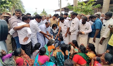 உயிரிழந்த மாணவரின் குடும்பத்துக்கு அமைச்சர் கே.ஆர்.பெரியகருப்பன் நிதி உதவி வழங்கினார்