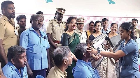 தேசிய சாலை பாதுகாப்பு மாதத்தையொட்டி, சென்னை காவல்துறை, ராதாத்ரி நேத்ராலாயா கண் மருத்துவமனை, மாநகர போக்குவரத்து கழகம் சார்பில், மாநகர பேருந்து ஓட்டுநர்களுக்கான கண் பரிசோதனை முகாமை, முன்னாள் டிஜிபி அர்ச்சனா ராமசுந்தரம் அடையாறு போக்குவரத்து பணிமனையில் தொடங்கி வைத்தார். ராதாத்ரி நேத்ராலாயா கண் மருத்துவமனை மருத்துவ இயக்குநர் டாக்டர் வசுமதி வேதாந்தம், காவல் துணை ஆணையர் மெகலினாஐடன்  உடனிருந்தனர்.