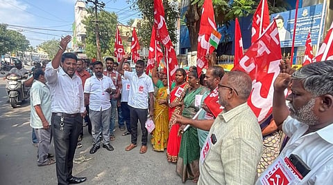 கோரிக்கைகளை வலியுறுத்தி போராட்டத்தில் ஈடுபட முயன்ற டாஸ்மாக் ஊழியர்கள் கைது