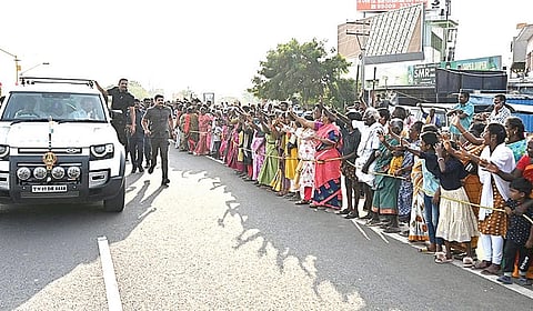 மதுரையிலிருந்து அ.வல்லாளபட்டி சென்ற முதல்வர் ஸ்டாலினை சாலையில் திரண்டு நின்று  வரவேற்ற பொதுமக்கள்  | படங்கள்: எஸ்.கிருஷ்ணமூர்த்தி |