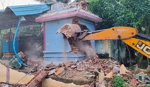 திருவள்ளூர் அருகே அரசு நிலத்தை ஆக்கிரமித்து கட்டப்பட்டிருந்த கோயிலை வருவாய்த் துறையினர் அகற்றினர். 