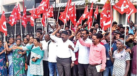 தமிழக மின்வாரியத்தில், ஸ்மார்ட் மீட்டர் திட்டத்தைக் கைவிட வேண்டும், ஒப்பந்த ஊழியர்களுக்கு மின்வாரியமே நேரடியாக ஊதியம் வழங்க வேண்டும் என்பன உள்ளிட்ட கோரிக்கைகளை வலியுறுத்தி, வள்ளுவர் கோட்டம் மேற்பார்வை பொறியாளர் அலுவலகம் முன்பு தமிழ்நாடு மின் ஊழியர் மத்திய அமைப்பினர் நேற்று ஆர்ப்பாட்டம் நடத்தினர். | படம்: ம.பிரபு |