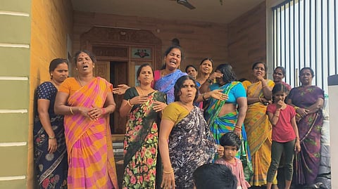 கைது செய்யப்பட்ட மீனவர்களை விடுவிக்கக் கோரி கதறி அழுத காரைக்கால் மாவட்ட மீனவர்களின் குடும்பத்தார்.