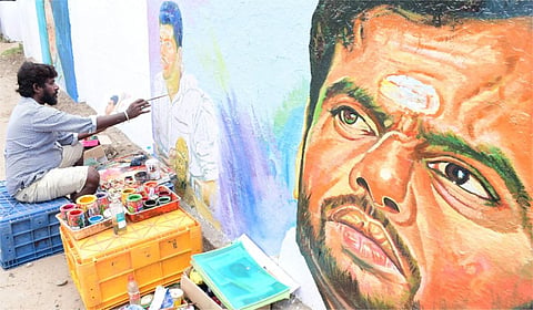 மதுரை திருப்பரங்குன்றம் பகுதியில் சுவர்களில் வரையப்படும் பாஜக மாநிலத்தலைவர் அண்ணாமலை ஓவியங்கள் | படம்: எஸ்.கிருஷ்ணமூர்த்தி