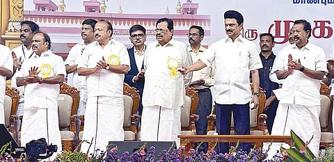 விழுப்புரத்தில் முன்னாள் அமைச்சர் ஏ.கோவிந்தசாமி நினைவரங்கம் மற்றும் 21 சமூகநீதிப் போராளிகள் மணிமண்டபத்தை நேற்று திறந்துவைத்தார் முதல்வர் மு.க.ஸ்டாலின். உடன், துரைமுருகன் உள்ளிட்ட அமைச்சர்கள், எம்.பி.க்கள், எம்எல்ஏ-க்கள் மற்றும் அதிகாரிகள்.படம்: எம்.சாம்ராஜ்