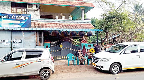 மயிலாடுதுறை மாவட்டம் சீர்காழி அருகே திருமுல்லைவாசல் பகுதியில் என்ஐஏ அதிகாரிகள் சோதனை மேற்கொண்ட வீடு.