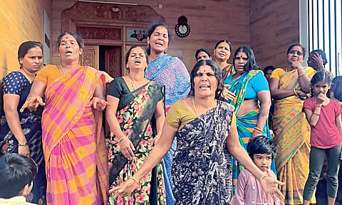 கைது செய்யப்பட்ட மீனவர்களின் நிலை குறித்து அறிந்து கொள்ள முடியாமல் காரைக்காலில் கதறி அழுத மீனவர்களின் குடும்பத்தினர்.