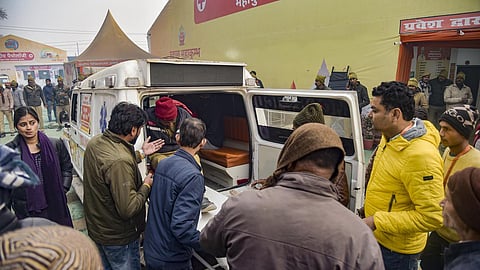 கூட்ட நெரிசலில் சிக்கி பாதிக்கப்பட்டவர் மீட்கப்பட்ட காட்சி