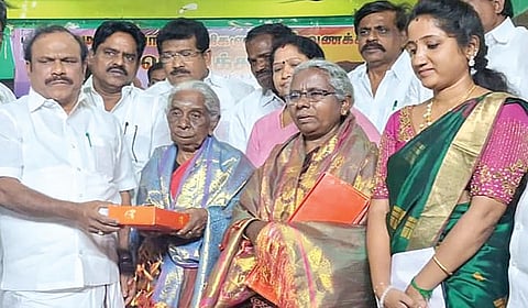 சின்னச்சாமியின் மனைவி, மகளுக்கு நலத்திட்ட உதவி வழங்கும் அமைச்சர் கணேசன்...