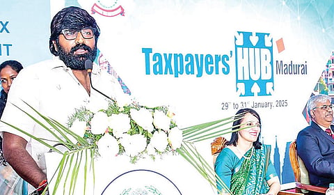 மதுரையில் வருமான வரித்துறை சார்பில் வரி செலுத்துவோர் மைய தொடக்க விழாவில் நடிகர் விஜய் சேதுபதி பேசினார். | படம்: எஸ்.கிருஷ்ணமூர்த்தி |
