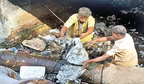 வேலூர் மாநகராட்சி அலுவலகம் எதிரே நிக்கல்சன் கால்வாயில் கையுறை, பாதுகாப்பு உபகரணங்கள் இல்லாமல் தூய்மை பணியில் ஈடுபட்ட மாநகராட்சி ஊழியர்கள். | படம்: வி.எம்.மணிநாதன் |