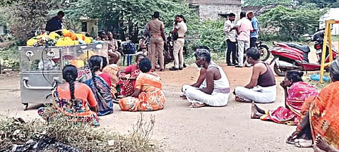 துக்கம் விசாரிக்க வெளியூர் நபர்களுக்கு போலீஸார் அனுமதி மறுத்ததைக் கண்டித்து, வேங்கைவயலில் உயிரிழந்த மூதாட்டியின் உடலை சாலையில் வைத்துப் போராட்டத்தில் ஈடுபட்ட பொதுமக்கள்.