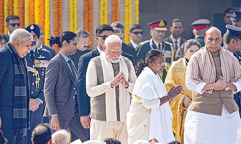 மகாத்மா காந்தியின் நினைவு தினத்தை முன்னிட்டு, டெல்லி ராஜ்காட்டில் உள்ள அவரது நினைவிடத்தில் குடியரசுத் தலைவர் திரவுபதி முர்மு,  குடியரசு துணைத் தலைவர் ஜெகதீப் தன்கர், பிரதமர் நரேந்திர மோடி உள்ளிட்டோர் நேற்று மலர் வளையம் வைத்து மரியாதை செலுத்தினர்.