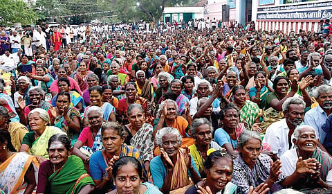 டங்ஸ்டன் திட்ட ரத்துக்காக வல்லாளபட்டியில் நேற்று மத்திய அமைச்சர் கிஷன்ரெட்டி, தமிழக பாஜக தலைவர் அண்ணாமலைக்கு பாராட்டு தெரிவிக்கும் கூட்டத்தில் பங்கேற்ற கிராமத்தினர். | படம்: எஸ்.கிருஷ்ணமூர்த்தி |