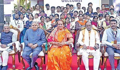 சென்னை அருகே உள்ள முட்டுக்காட்டில் இயங்கி வரும் ஒன்றுக்கும் மேற்பட்ட ஊனமுற்றோரின் மேம்பாட்டுக்கான தேசிய நிறுவனம் ஏற்பாடு செய்திருந்த செவித்திறன் – கண்பார்வை குறைபாடுள்ள மாற்றுத் திறனாளிகளுக்கான 3-வது தேசிய கருத்தரங்கில் குடியரசு துணைத் தலைவர் ஜக்தீப் தன்கர், அவரது மனைவி சுதேஷ் தன்கருடன் கலந்து கொண்டார். மாநிலங்களவை துணைத் தலைவர் ஹரிவன்ஷ் நாராயணன் சிங், மாநிலங்களவை உறுப்பினர்கள் கே.லட்சுமண், திருச்சி சிவா, ஒன்றுக்கும் மேற்பட்ட ஊனமுற்றோரின் மேம்பாட்டுக்கான தேசிய நிறுவனத்தின் இயக்குநர் நசிகேத ரவுத், செவித்திறன் மற்றும் கண்பார்வை குறைபாடுள்ள மாற்றுத் திறனாளிகள் மேம்பாட்டு நிறுவன இயக்குநர் சமீர் தாலே ஆகியோர் உடனிருந்தனர்.