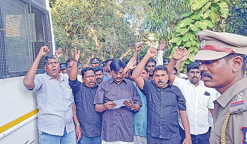 மாமல்​லபுரத்​தில் கைது செய்​யப்​பட்ட ​காங்​கிரஸ்​ கட்​சி​யினர்​.