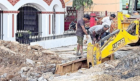 சென்னை - பாரதியார் நினைவு இல்லம் எதிரே கழிவுநீர் குழாய் உடைந்து துர்நாற்றம், சுகாதார சீர்கேடு