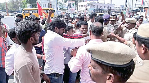 ஈரோட்டில் நேற்று மோதலில் ஈடுபட்ட நம் தமிழர் கட்சி - தந்தை பெரியார் திராவிடர் கழக தொண்டர்களை தடுத்த போலீஸார்.
