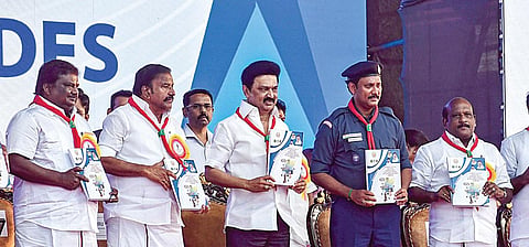 மணப்பாறையில் நேற்று நடைபெற்ற பாரத சாரண சாரணியர் இயக்க வைரவிழா பெருந்திரளணியில் விழா மலரை வெளியிட்டார்  முதல்வர் மு.க.ஸ்டாலின். உடன், அமைச்சர்கள் கே.என்.நேரு, அன்பில் மகேஸ் பொய்​யாமொழி, எஸ்.எஸ்.சிவசங்கர், சிவ.வீ.மெய்யநாதன், கோவி.செழியன், டிஆர்பி.ராஜா உள்ளிட்டோர்.படம்: ர.செல்வமுத்துகுமார்