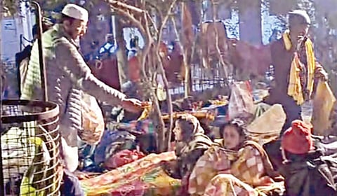 பிரயாக்ராஜில் நிலவும் மதநல்லிணக்கம்: கும்பமேளாவுக்கு வந்தவர்களை தங்கவைத்து உணவளித்த முஸ்லிம்கள்