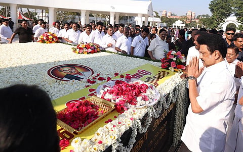 அண்ணா நினைவுநாள் | முதல்வர் ஸ்டாலின் தலைமையில் திமுகவினர் அமைதிப் பேரணியாக சென்று மரியாதை