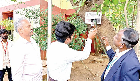 தேசிய சித்த மருத்துவ நிறுவனத்தில் உள்ள மூலிகை மரம், செடிகளில் கியூஆர் குறியீடு அடங்கிய பலகை பொருத்தும் பணியை தாம்பரம் மாநகராட்சி ஆணையர் சீ.பாலச்சந்தர் தொடங்கி வைத்தார்.
