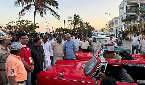 பாரம்பரிய வாகன கண்காட்சி: நேரு, காமராஜர் பயணித்த காரில் அமர்ந்து ரசித்த புதுச்சேரி ஆளுநர்!