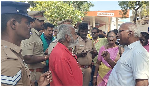 விருதுநகர் கிழக்கு மாவட்ட பாஜக தலைவருக்கு வீட்டு காவல்: பேருந்து, ரயில்களில் தீவிர சோதனை