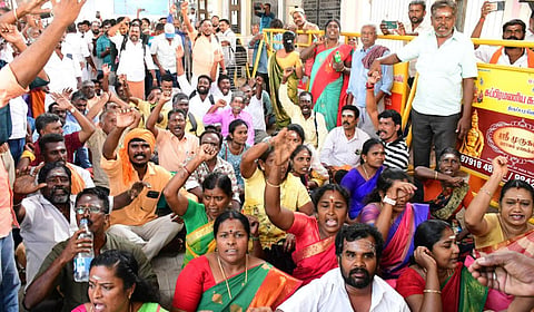 திருப்பரங்குன்றத்தில் தடையை மீறி ஆர்ப்பாட்டத்தில் ஈடுபட்ட 200-க்கும் மேற்பட்டவர்களை போலீஸார் கைது செய்தனர். | படங்கள்: எஸ்.கிருஷ்ணமூர்த்தி