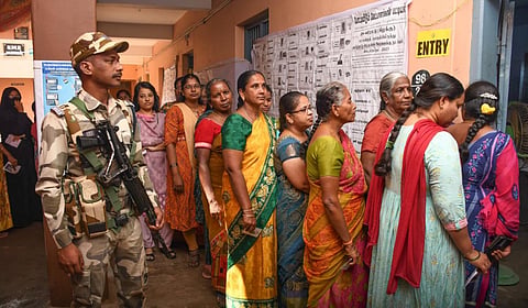 ஈரோடு கிழக்கு தொகுதி இடைத்தேர்தலில் தங்களது ஜனநாயக கடமையை ஆற்ற காத்திருந்த வாக்காளர்கள் | படங்கள்: எஸ்.குருபிரசாத்