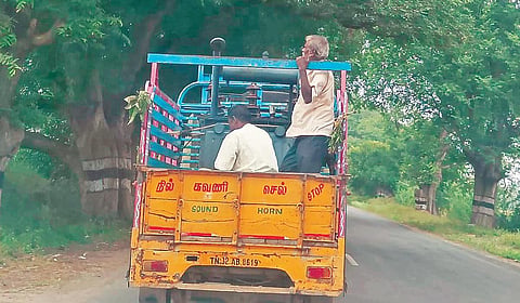 திருக்கோவிலூரில் இருந்து, பழுதான மின்மாற்றி வாடகை வாகனத்தில் ஏற்றிச் செல்லப்படுகிறது.