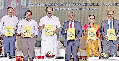 நபார்டு வங்கி கருத்தரங்கில், வளம் சார்ந்த மாநில அறிக்கையை நிதியமைச்சர் தங்கம் தென்னரசு வெளியிட்டார். உடன், நபார்டு வங்கி மண்டல அலுவலகத்தின் தலைமை பொது மேலாளர் ஆர்.ஆனந்த், ரிசர்வ் வங்கியின் மண்டல இயக்குநர் உமா சங்கர், இந்தியன் வங்கியின் மேலாண்மை இயக்குநர் பினோத் குமார், ஐஓபி மேலாண்மை இயக்குநர் அஜய் குமார் வத்ஸ்சவா, உணவு துறை செயலர் ஜெ.ராதாகிருஷ்ணன், நிதித் துறை செயலர் டி.உதயசந்திரன் உள்ளிட்டோர். படம்: ம.பிரபு