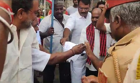 மத்திய பட்ஜெட் நகல் எரிப்பு - ‘தொழிலாளர் நலன் இல்லை’ என புதுச்சேரி தொழிற்சங்கங்கள் ஆவேசம்