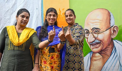 ஈரோடு கிழக்கு இடைத்தேர்தலில் உற்சாகத்தோடு வாக்களித்த வாக்காளர்கள் | படங்கள்: எஸ்.குருபிரசாத்