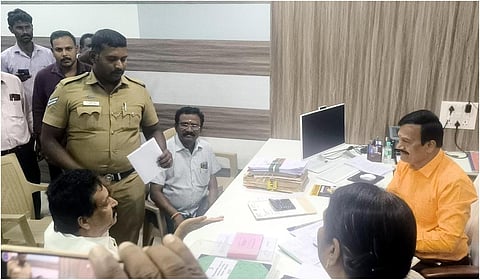 கிருஷ்ணகிரி நகராட்சி ஆணையர் அறையின் சுவர் கடிகாரத்தில் ரகசிய கேமரா - வீடியோ வெளியாகி பரபரப்பு