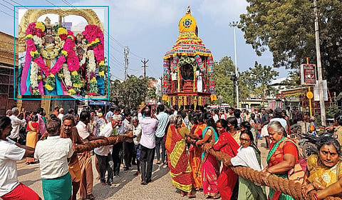 திருப்பரங்குன்றம் சுப்பிரமணிய சுவாமி கோயிலில் தை தெப்ப திருவிழாவின் 9-ம் நாளான நேற்று வைரத் தேரோட்டம் நடைபெற்றது. இதில் ஏராளமான பக்தர்கள் பங்கேற்று வடம் பிடித்து இழுத்தனர். (உள்படம்) சிறப்பு அலங்காரத்தில் சுப்பிரமணிய  சுவாமி தெய்வானையுடன் அருள்பாலித்தார். | படங்கள்: எஸ்.கிருஷ்ணமூர்த்தி |