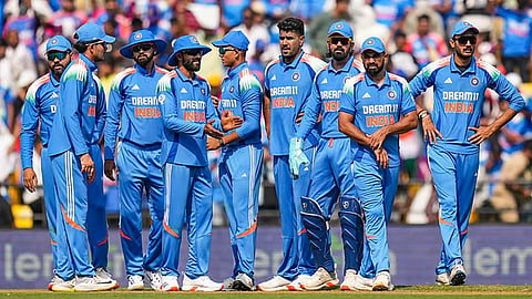 இங்கிலாந்துக்கு எதிரான முதல் ஒருநாள் போட்டியில் விளையாடிய இந்திய வீரர்கள்.