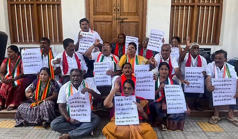 கோவை மாநகராட்சி மன்ற அலுவலகத்தின் முன்பு திமுக கூட்டணி கட்சி கவுன்சிலர்கள் போராட்டத்தில் ஈடுபட்டனர் | 
படங்கள் : ஜெ.மனோகரன் 