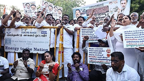 தமிழ்நாடு காங்கிரஸ் சார்பில் மத்திய பாஜக அரசை கண்டித்து சென்னையில் செல்வப்பெருந்தகை தலைமையில், கை, கால்களில் விலங்கிட்டு காங்கிரஸார் ஆர்ப்பாட்டத்தில் ஈடுபட்டனர்.