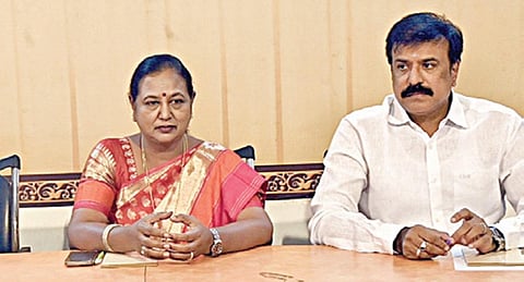 தேமுதிக மாவட்ட செயலாளர்கள் கூட்டம், கட்சியின் பொதுச்செயலாளர் பிரேமலதா தலைமையில் சென்னையில் நேற்று நடந்தது. படம்: ம.பிரபு