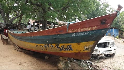 பருத்தித்துறை நீதிமன்ற வளாகத்தில் ஏலம் விடப்பட்ட தமிழக மீனவரின் படகு