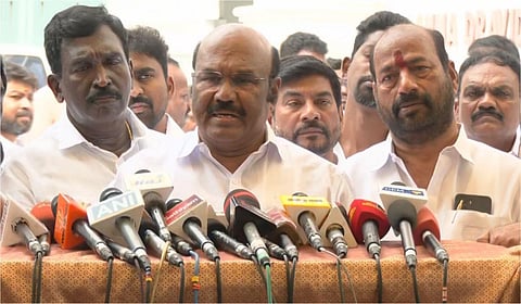 சென்னையில் அதிமுக முன்னாள் அமைச்சர் ஜெயக்குமார் செய்தியாளர்களைச் சந்தித்தார்