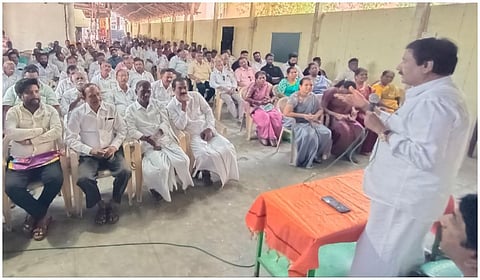 மாநிலம் முழுவதும் அனைத்து தொகுதிகளிலும் ஒரே நேரத்தில் ரேஷனில் அரிசி: புதுச்சேரி அதிமுக தீர்மானம்