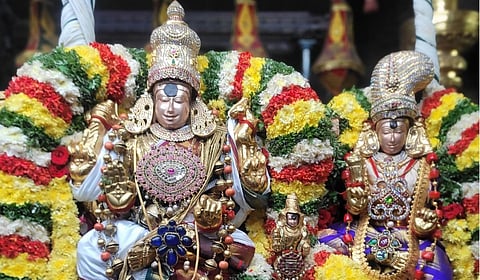 மதுரை மீனாட்சி அம்மன் கோயில் தை தெப்பத்திருவிழாவை முன்னிட்டு வண்டியூர் மாரியம்மன் தெப்பக்குளத்தில்  மீனாட்சி அம்மன் பிரியாவிடை சுந்தரேசுவரர் எழுந்தருளினர் - படங்கள்: எஸ்.கிருஷ்ணமூர்த்தி