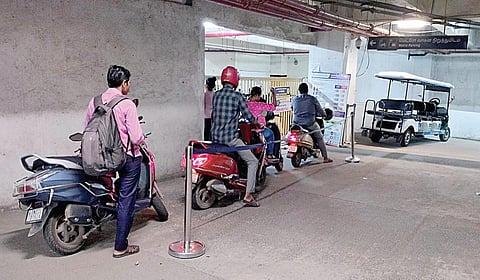 வாகனத்தை நிறுத்த வரிசையில் காத்திருந்த பயணிகள்.